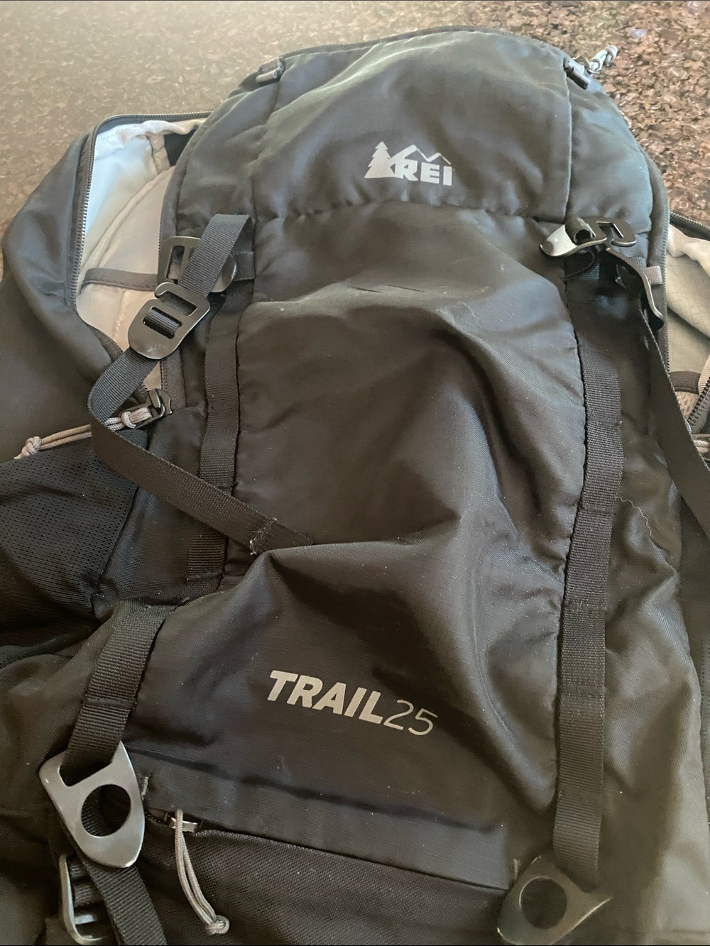 REI Trail25 Black Backpack with Front Zip n 4 side Pocket.